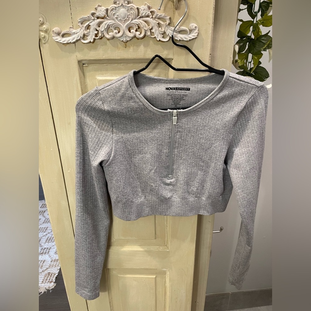 Fashion Nova Cropped Half Zip Stretch Long-sleeve Shirt, Size M/L in Gray